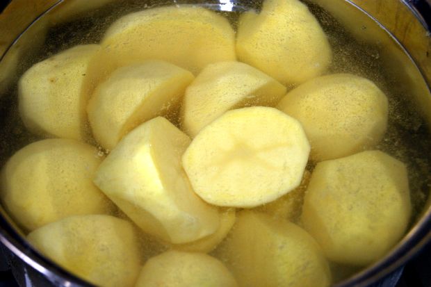aromatnoe-kartofel-noe-pyure-s-zeleny-m-lukom